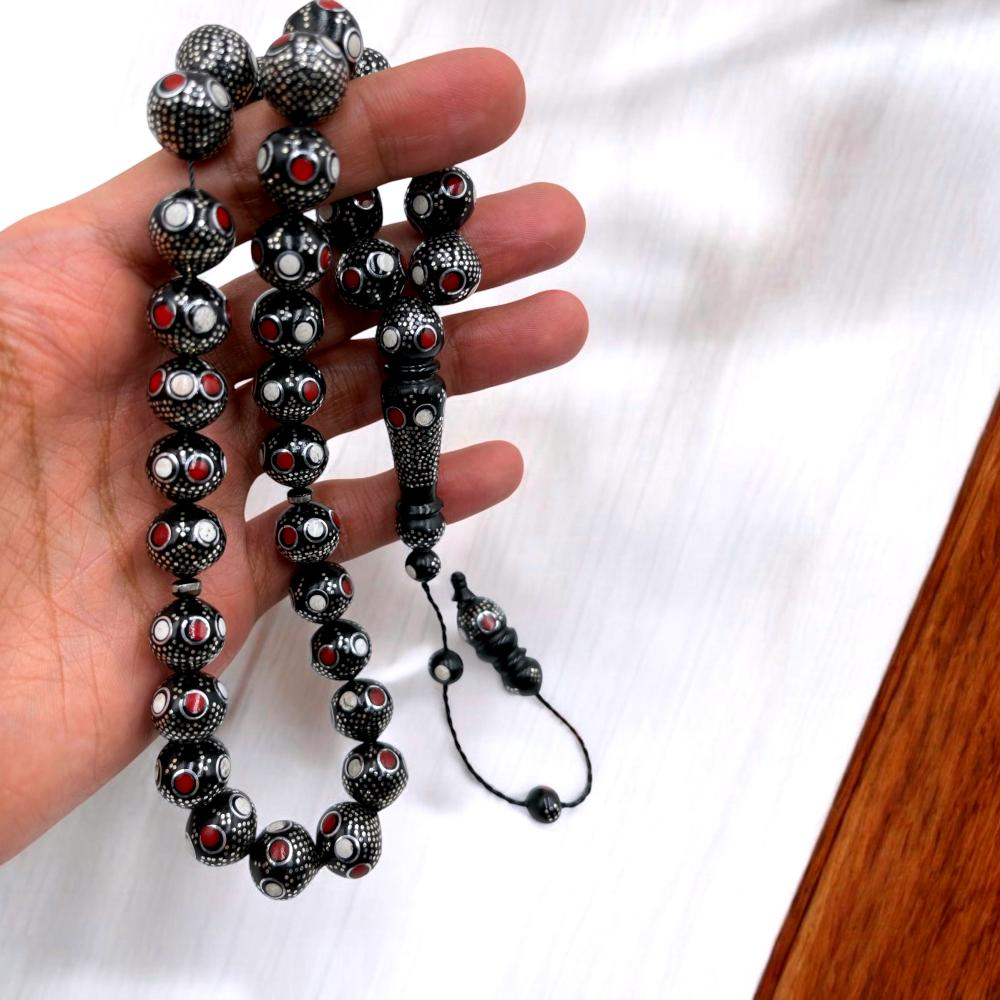 هذه مسبحة فضية مرصعة بالفيروز الأزرق والمرجان الأحمر. هذه مسبحة فضية مرصعة بالفيروز الأزرق والمرجان الأحمر.