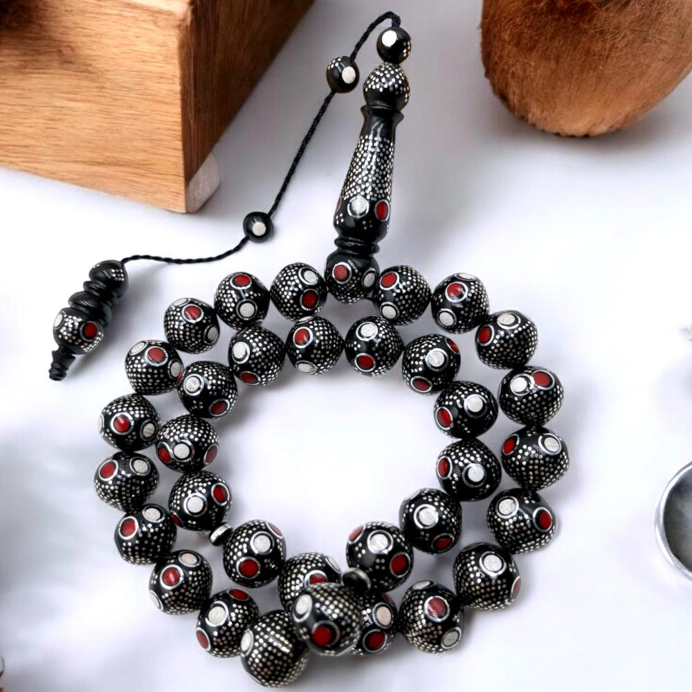 هذه مسبحة فضية مرصعة بالفيروز الأزرق والمرجان الأحمر. هذه مسبحة فضية مرصعة بالفيروز الأزرق والمرجان الأحمر.